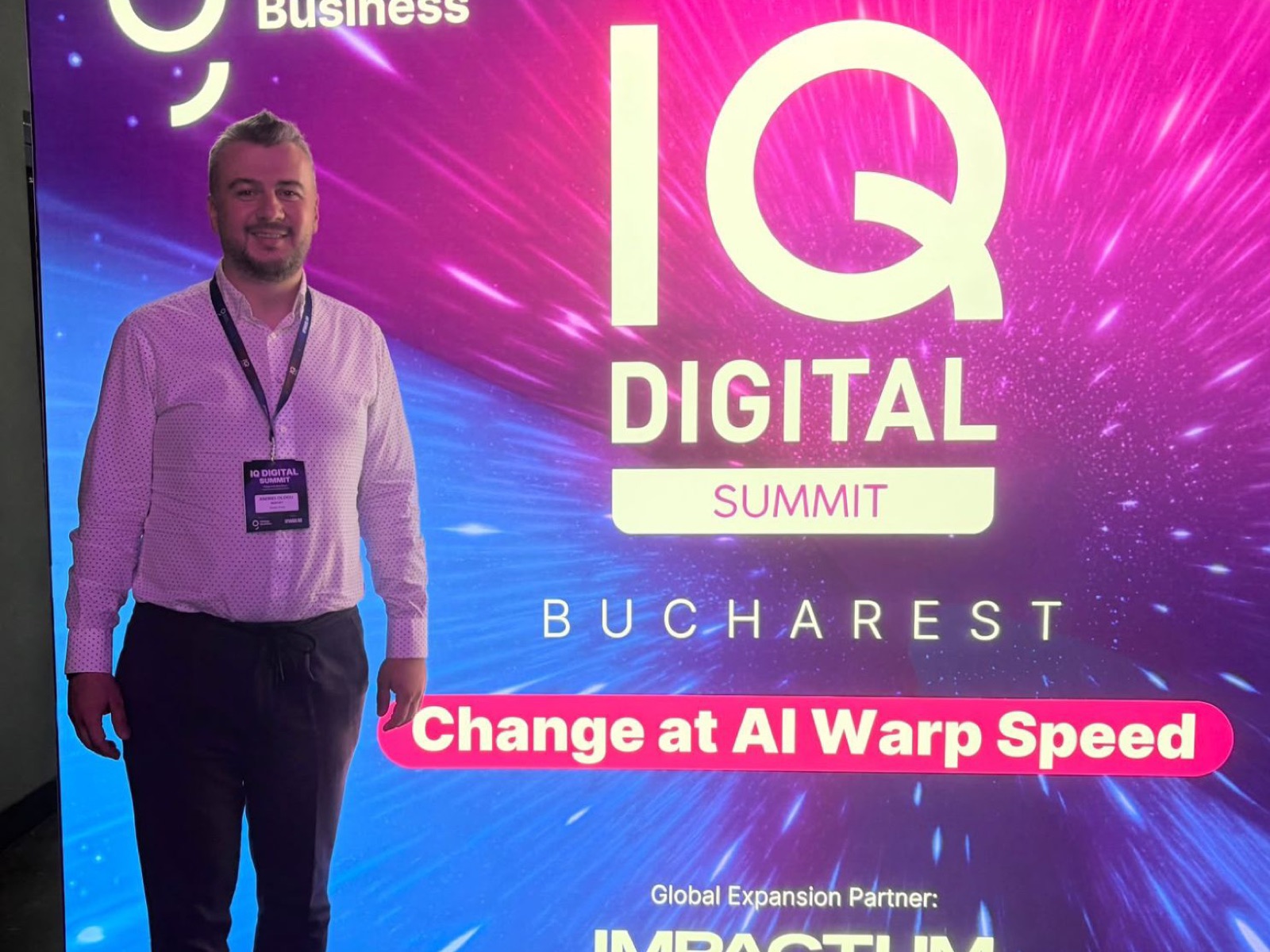 Andrei Ologu în fața panoului IQ Digital Summit București, „Change at AI Warp Speed”